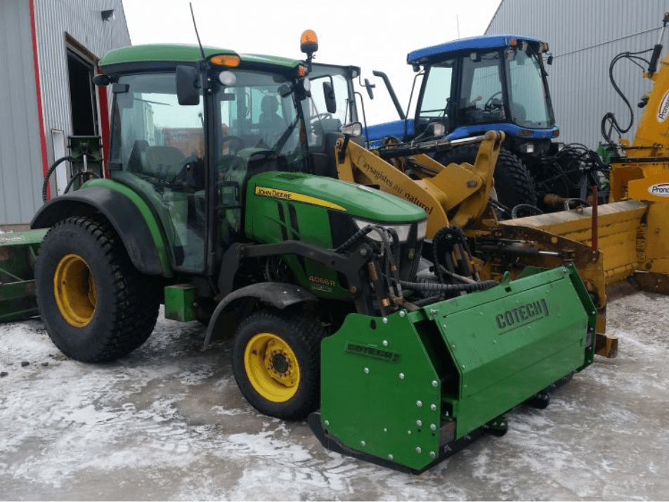 une déneigeuse en stationnement une déneigeuse en stationnement