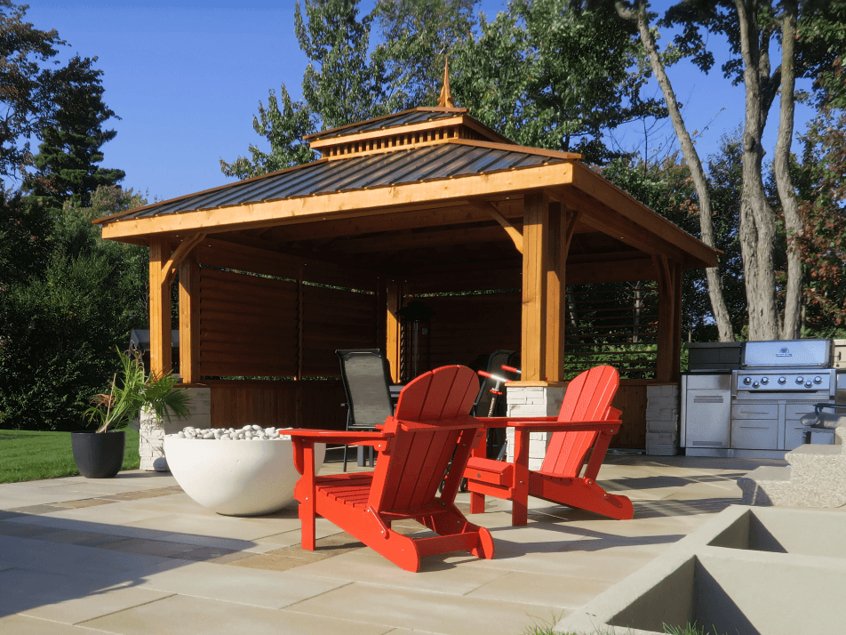 un kiosque et deux chaises un kiosque et deux chaises