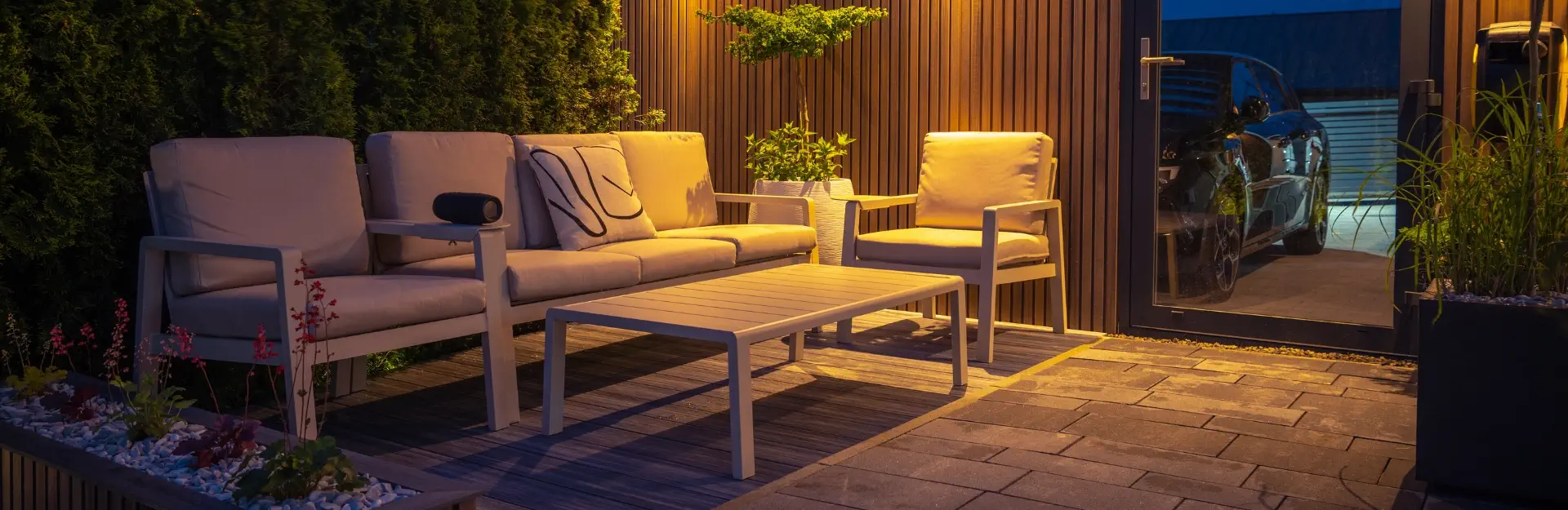 Une table et des chaises sous une terrasse aménagée Une table et des chaises sous une terrasse aménagée