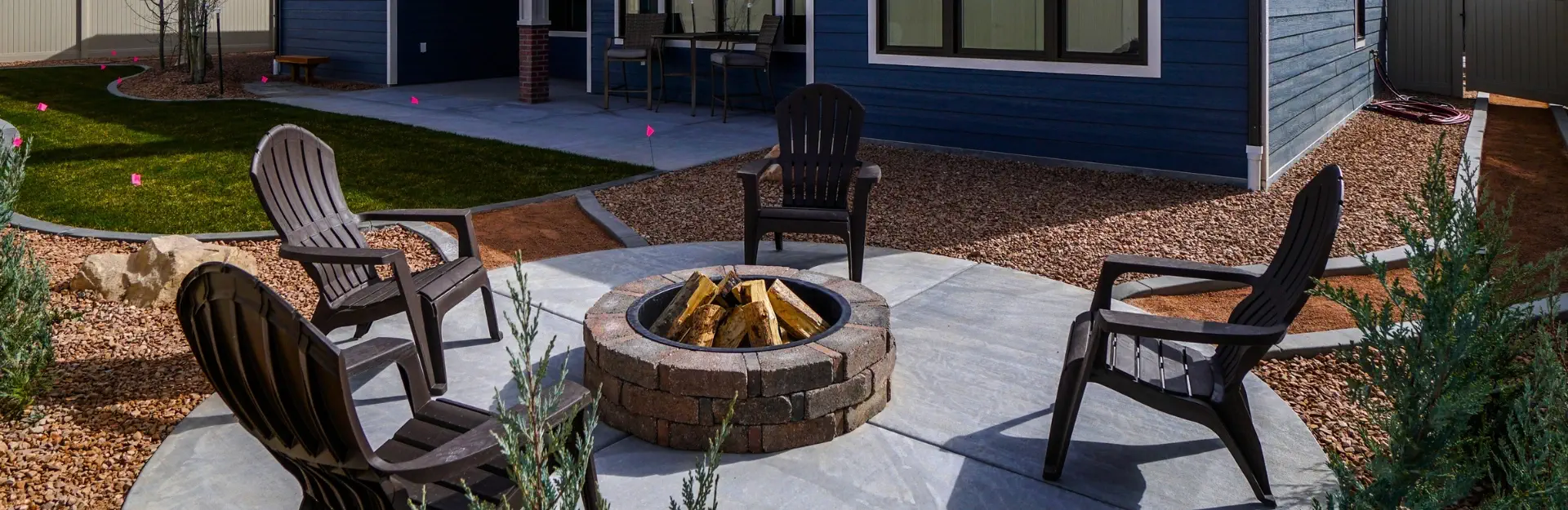 Foyer extérieur entouré de chaises Foyer extérieur entouré de chaises